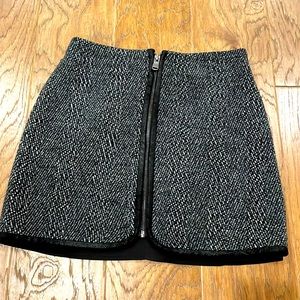 Gray mini skirt, with front zipper detail
